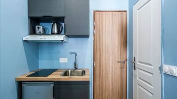 Een koelkast, een kookplaat, een koffiezetapparaat/waterkoker