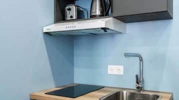 Een koelkast, een kookplaat, een koffiezetapparaat/waterkoker