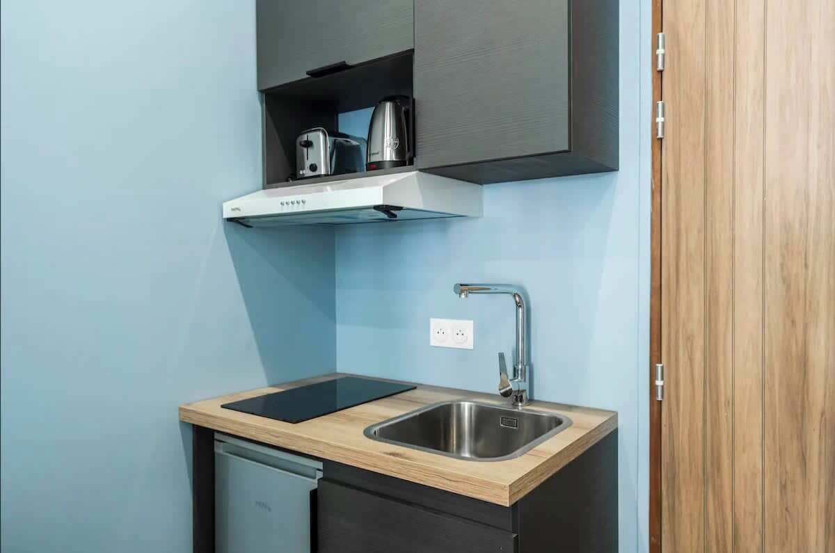 Køleskab, kogeplade, kaffe-/temaskine, brødrister