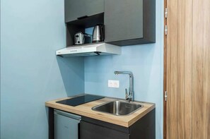 Fridge, stovetop, coffee/tea maker, toaster