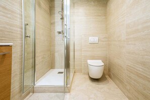 Douche, sèche-cheveux