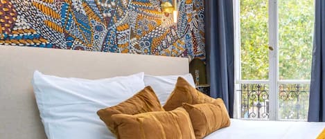 Tabla de planchar con plancha, wifi, ropa de cama