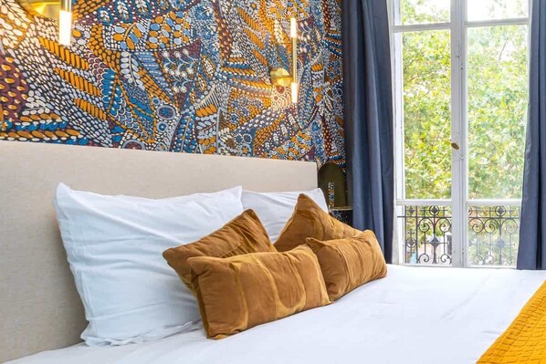 Tabla de planchar con plancha, wifi, ropa de cama