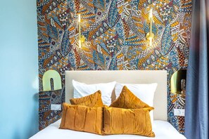 Tabla de planchar con plancha, wifi, ropa de cama