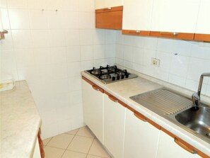 Kühlschrank, Herdplatte, Wasserkocher mit Kaffee-/Teezubehör