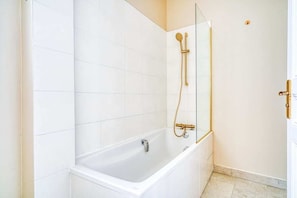Douche, sèche-cheveux