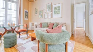 TV - Charme et standing – 2 chambres proches Trocadéro (Paris)