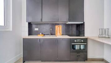 Réfrigérateur, micro-ondes, four, plaque de cuisson