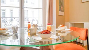 Dining - Charme et standing – 2 chambres proches Trocadéro (Paris)