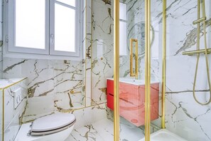 Dusche, Haartrockner, Shampoo