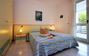 1 bedroom, bed sheets