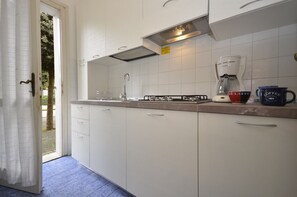 Kylskåp, mikrovågsugn, spishäll och kaffe- och tebryggare