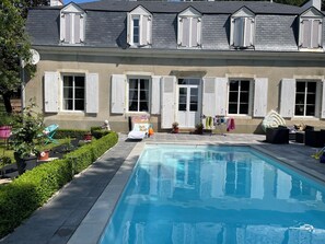 Una piscina al aire libre, una piscina climatizada