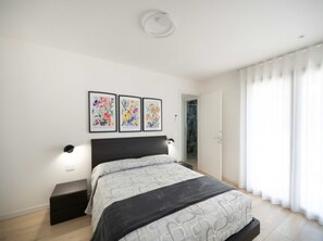 2 bedrooms, internet, bed sheets