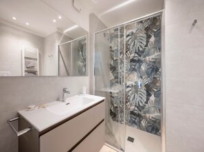 Shower, hair dryer, towels