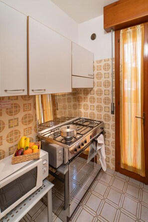 Réfrigérateur, micro-ondes, plaque de cuisson, cafetière/bouilloire