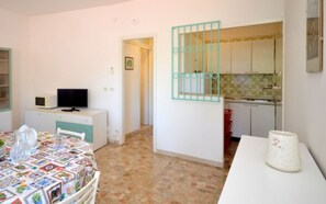 Unclassified image, 4 of 18, button