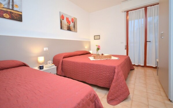 1 bedroom, bed sheets