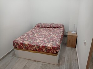 2 bedrooms, iron/ironing board, bed sheets