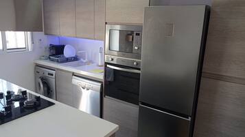 Een koelkast, een magnetron, een oven, een vaatwasser