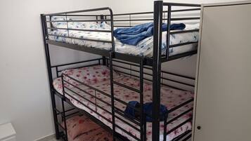 2 slaapkamers, een strijkplank/strijkijzer, wifi, beddengoed