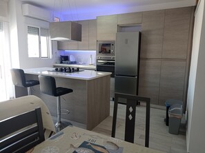 Refrigerador, microondas, horno y lavavajillas
