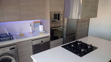 Een koelkast, een magnetron, een oven, een vaatwasser