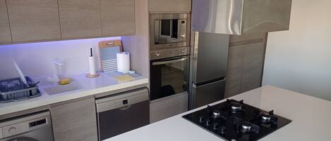 Refrigerador, microondas, horno y lavavajillas