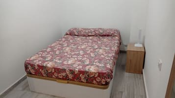 2 slaapkamers, een strijkplank/strijkijzer, beddengoed