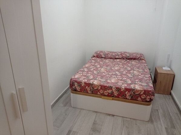 2 bedrooms, iron/ironing board, bed sheets