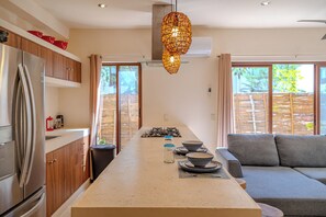 Kühlschrank, Herdplatte, Wasserkocher mit Kaffee-/Teezubehör