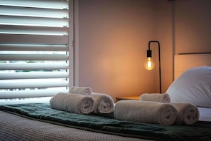 4 bedrooms, desk, iron/ironing board, travel cot - Inn Lewis - Spa Pool, Walk to Redwoods (Rotorua)