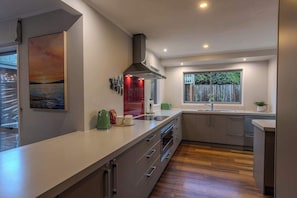 Fridge, microwave, oven, stovetop - Inn Lewis - Spa Pool, Walk to Redwoods (Rotorua)