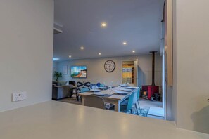 Dining - Inn Lewis - Spa Pool, Walk to Redwoods (Rotorua)