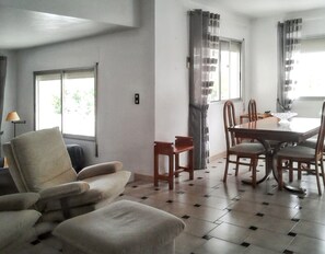 Dining - Homerez - Elegant Villa in Benicarló with Private Pool (Benicarló)