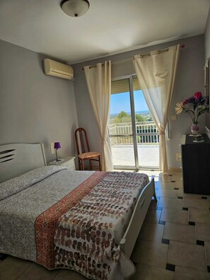 Room - Homerez - Elegant Villa in Benicarló with Private Pool (Benicarló)