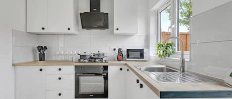 Four Ă micro-ondes, un four, surface de cuisson, lave-vaisselle