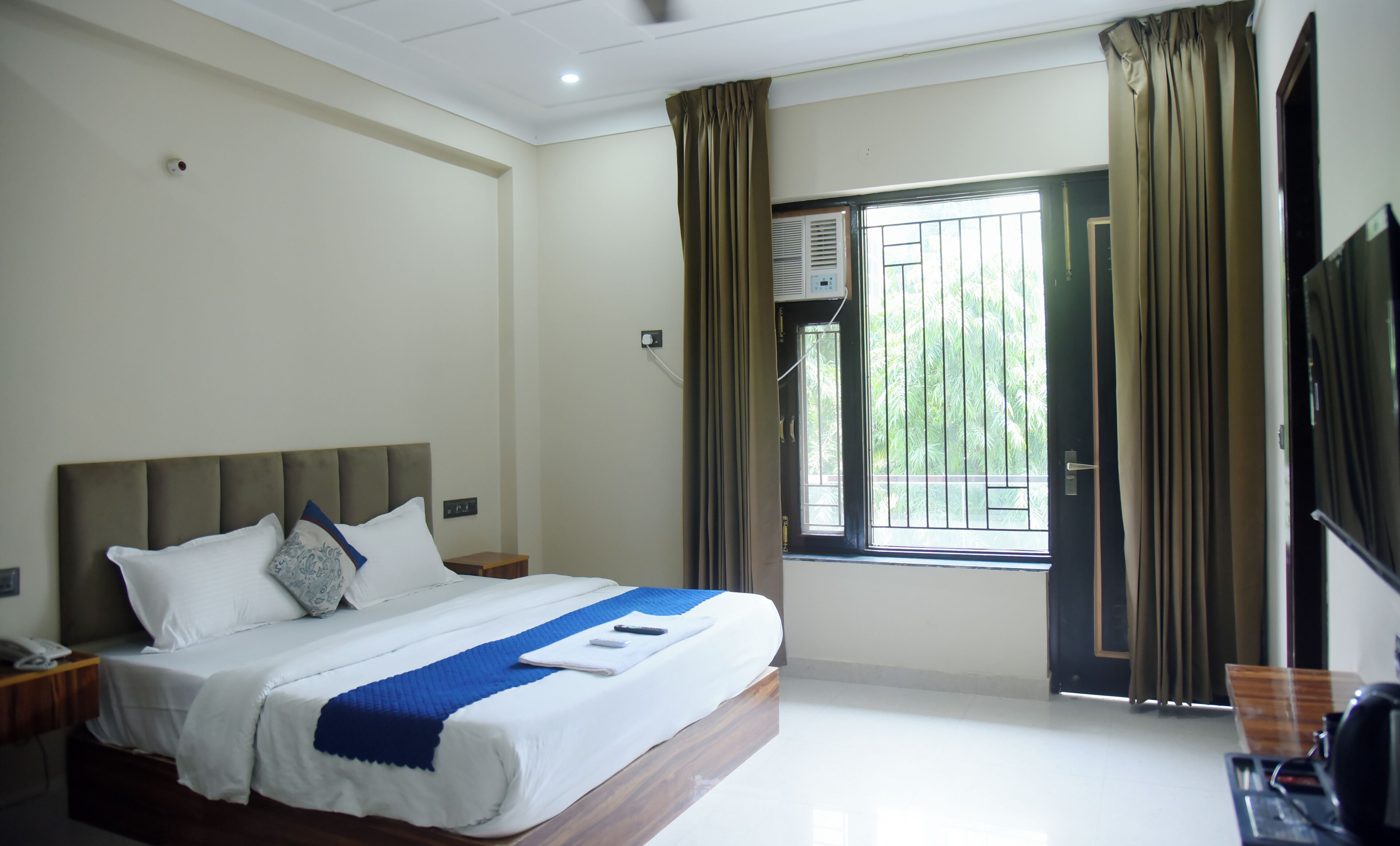 Deluxe With Balcony Room | Meja, ruang kerja komputer riba, kalis bunyi, Wi-fi percuma 