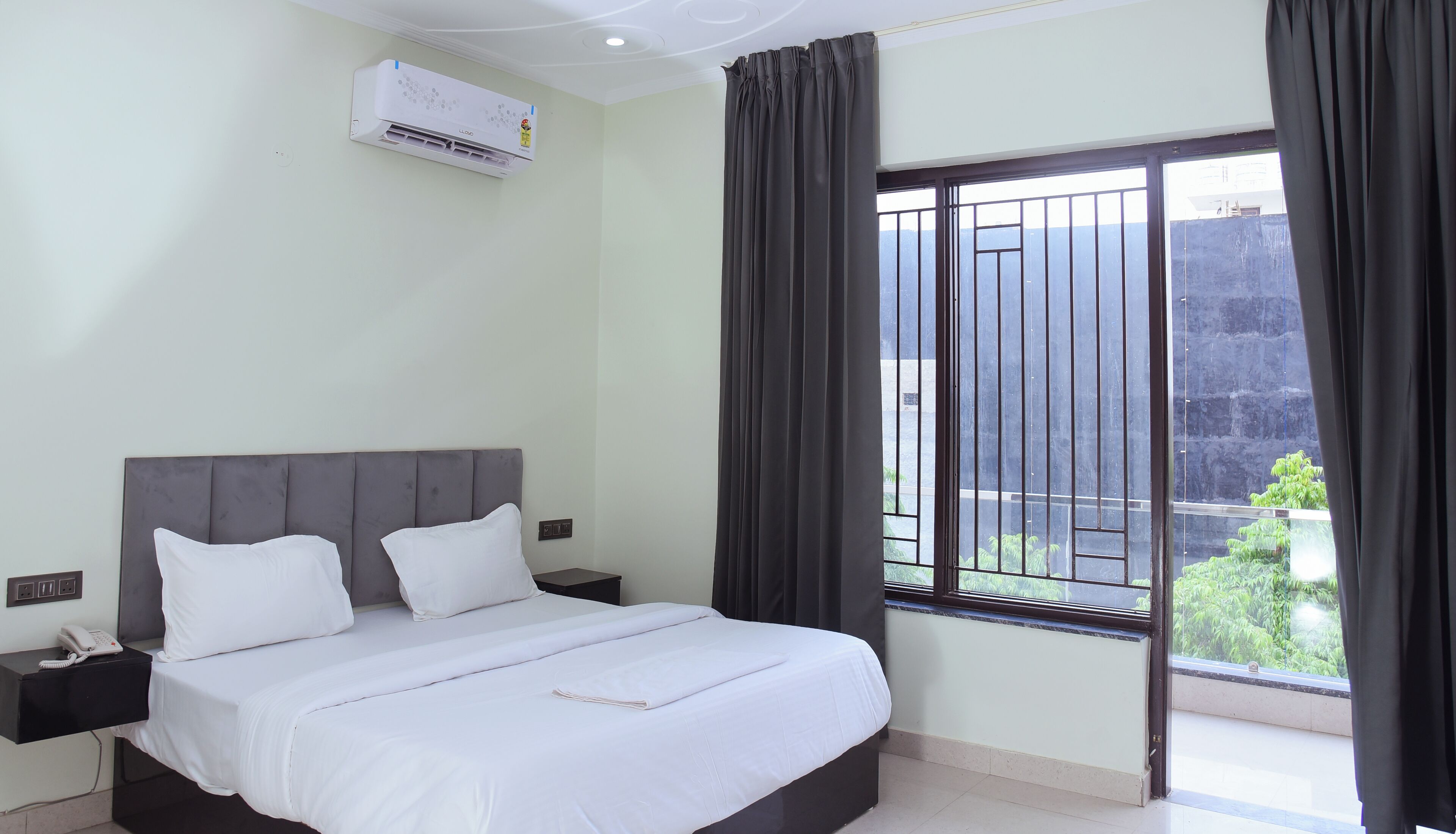 Room (Junior Suite With Balcony Room) | Meja, ruang kerja komputer riba, kalis bunyi, Wi-fi percuma 
