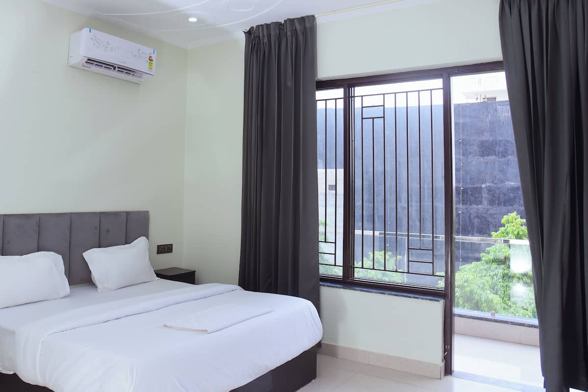 Junior Suite Room | Desk, laptop workspace, soundproofing, free WiFi