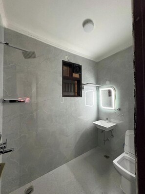 Junior Suite Room | Bathroom - Radiant Blu Hotels Sector 70 (Noida)