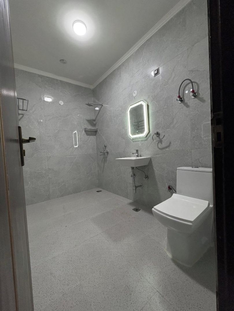 Un baño con ducha, inodoro y lavabo.