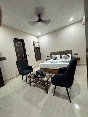 Bureau, espace de travail pour ordinateur portable, Wi-Fi gratuit