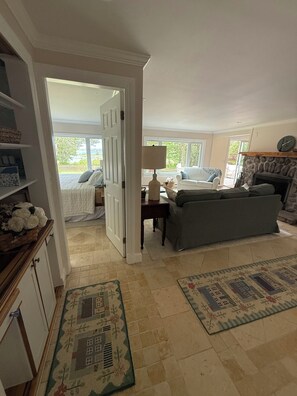 4 室のベッドルーム、デスク、WiFi (無料)、ベッドシーツ