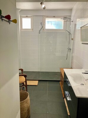 Douche, sèche-cheveux, bidet, serviettes fournies
