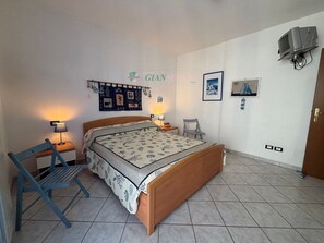 1 makuuhuone, silitysrauta/-lauta