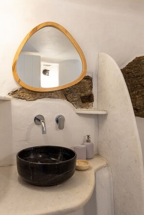 Sèche-cheveux, serviettes fournies