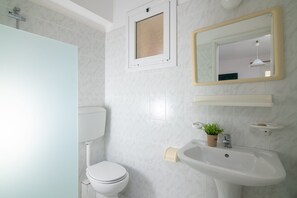 Douche, articles de toilette écologiques, sèche-cheveux