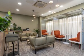 Coin salon dans le hall