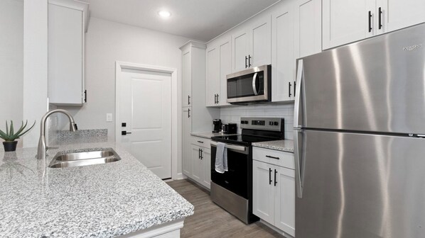 Fridge, oven, stovetop, dishwasher